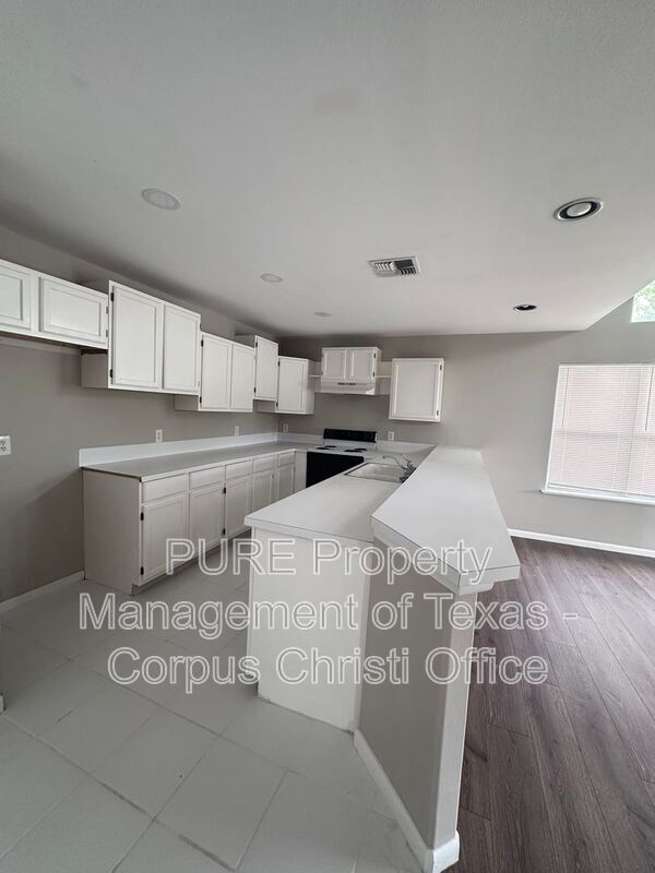 Building Photo - 4006 Panama Dr