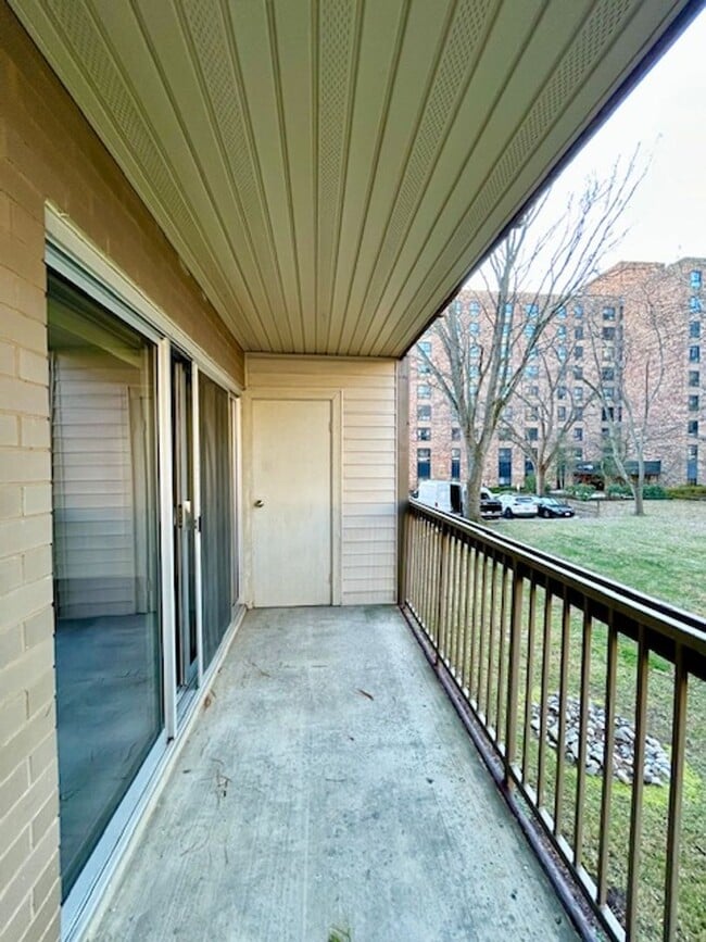 Building Photo - 10300 Westlake Dr