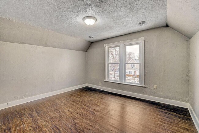 Building Photo - 911 Sims Ave