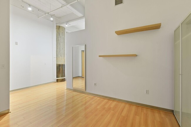 Building Photo - 700 N Washington Ave