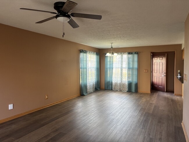 Building Photo - 955 Buckingham Dr