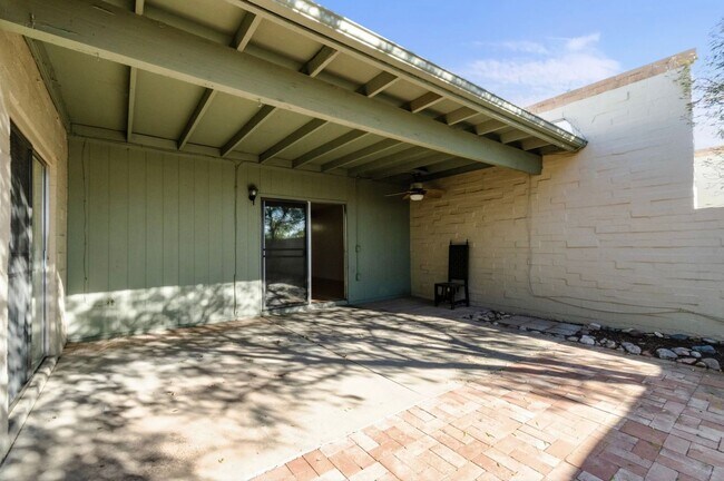 Building Photo - Cozzy Townhome with incredible mountain views! New Kitchen Appliances!