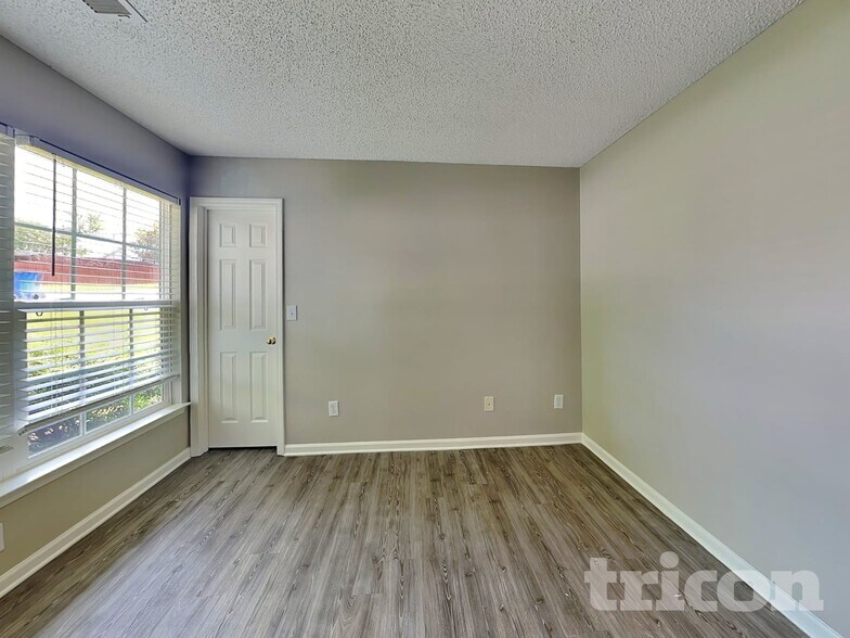 Building Photo - 115 Markham Dr