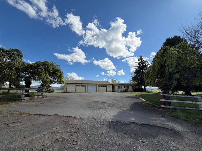 Building Photo - 3 Bedroom, 2.5 Bath - Three Bay garage