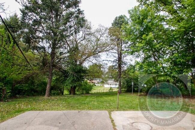 Building Photo - Discover this 3-bedroom, 1-bath home in Omaha, NE,