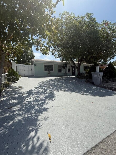 Building Photo - 4210 NE 12th Ter