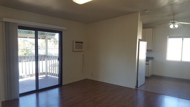 Building Photo - 2 bed/1 bath in fourplex. Hardwood floor, balcony, and A/C!