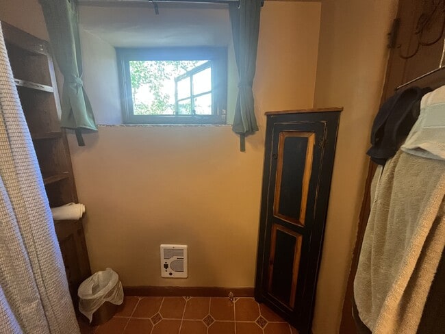 Building Photo - 104 Padre Martinez Ln