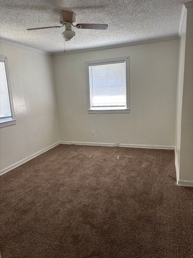 Building Photo - 2 Bedroom Duplex For Lease