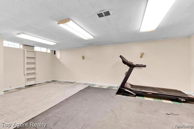 Building Photo - 881 Brooklawn Dr