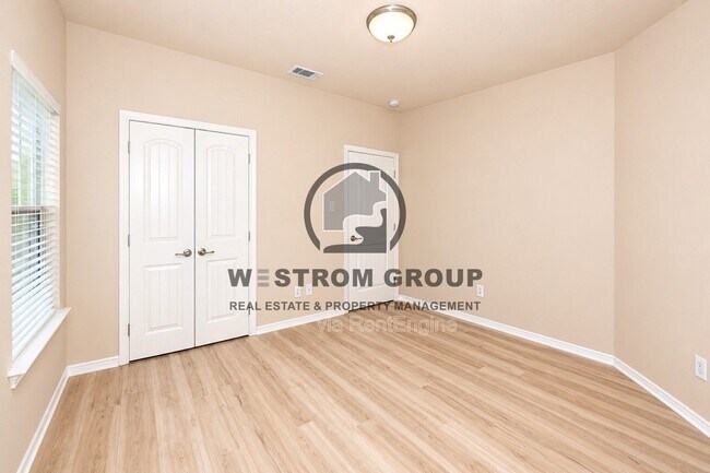 Building Photo - 3121 Hornbeam St