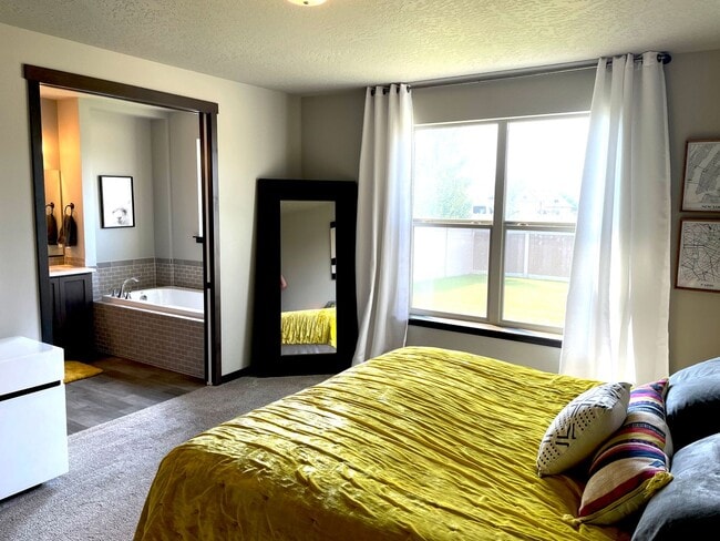 Building Photo - Beautiful 3 Bedroom, 2.5 Bath Two-Story Home with Office in Post Falls