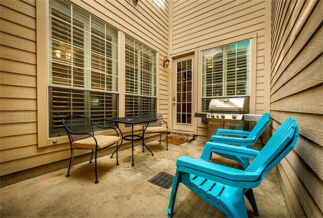 Building Photo - 1005 Memorial Village Dr