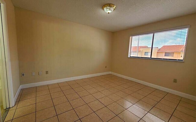 Building Photo - 2710 W 60th Pl