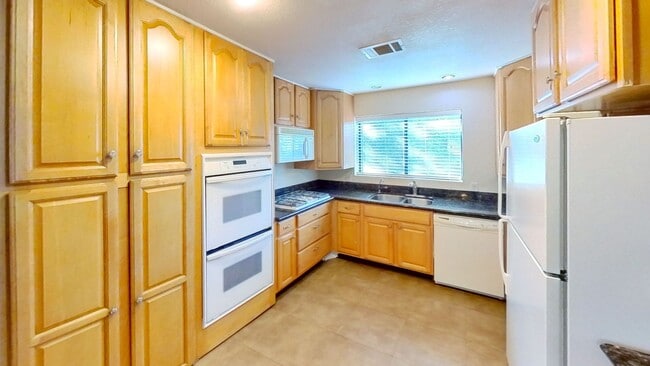 Building Photo - 3 Bedroom, 3 Bathroom Live Oak Canyon Home...