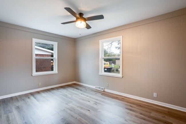 Building Photo - Updated Four Bed, 1 Bath!