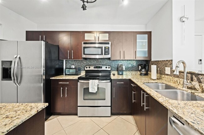 Building Photo - 19555 E Country Club Dr