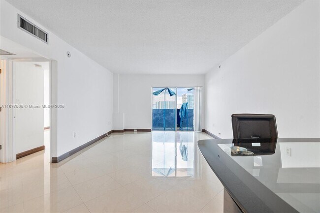 Building Photo - 400 Kings Point Dr
