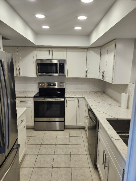 Building Photo - 3645 Boca Ciega Dr