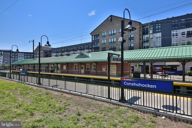 Building Photo - 300 W Elm St