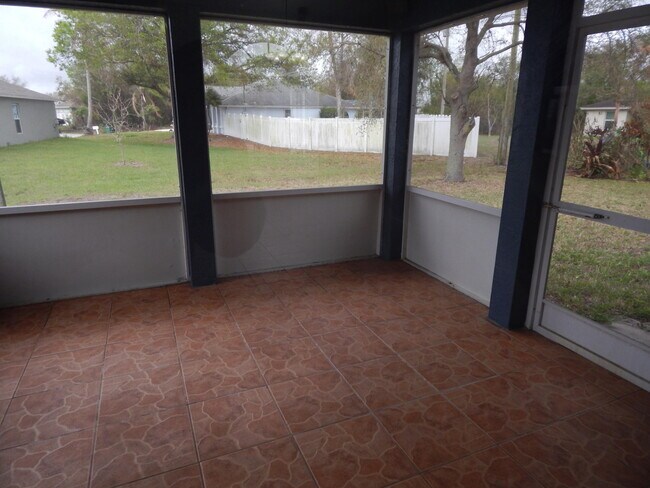 Building Photo - 132 SW Elderberry Dr