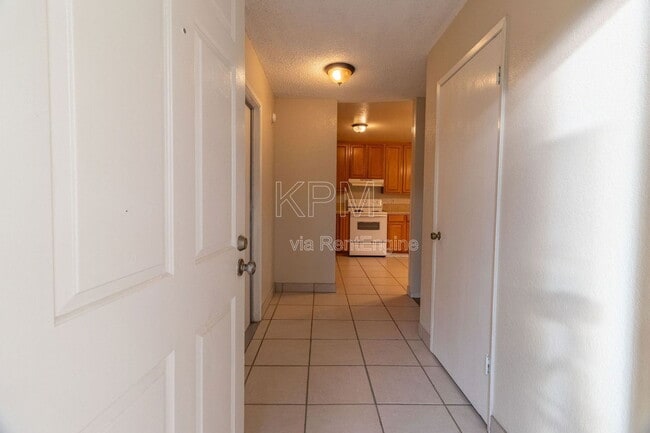 Building Photo - 2540 Banyan Dr