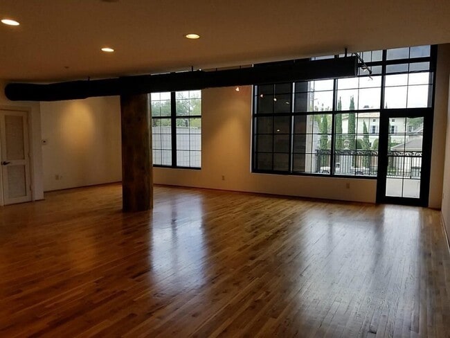 Building Photo - 1005 S Shepherd Dr