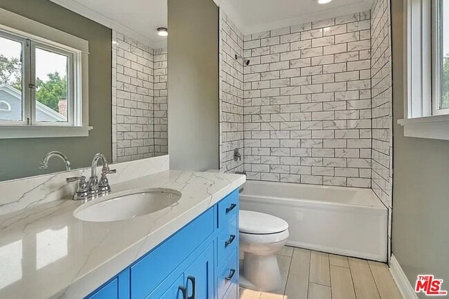 Building Photo - 515 S Van Ness Ave