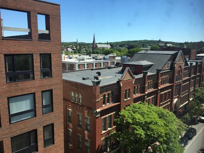 Building Photo - 875 Elm St