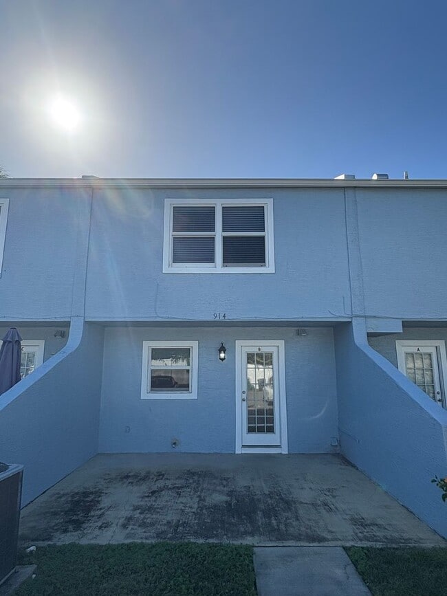 Building Photo - Newly Renovated 2 Bed / 1.5 Bath Townhome near Beaches!