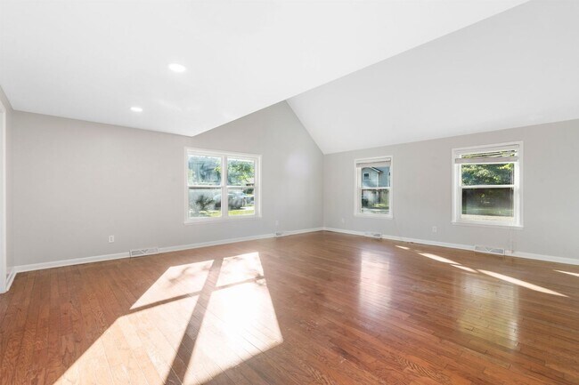 Building Photo - 3 Bedroom | 2.5 Bathroom | 2 Car Garage | Springfield MO | Fenced Back Yard | 2 Living Areas | Qu...