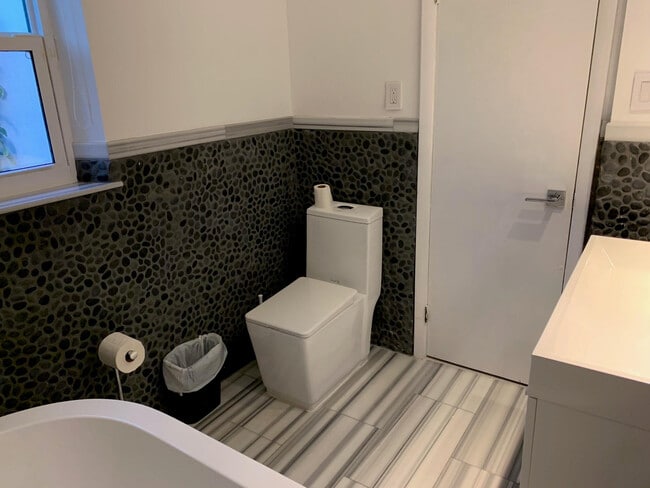 Building Photo - 9007 NE 10th Ave