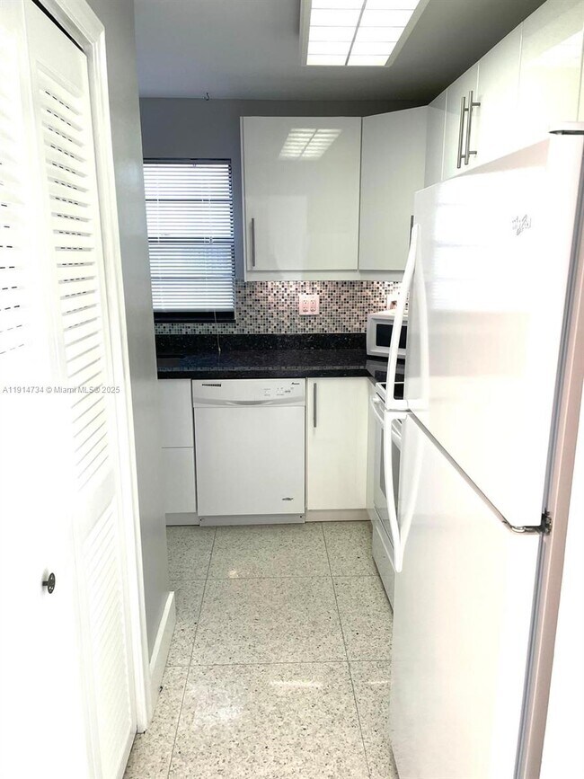 Building Photo - 6424 Collins Ave