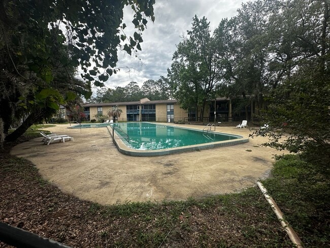 Building Photo - Spacious 2/2 Close to UF