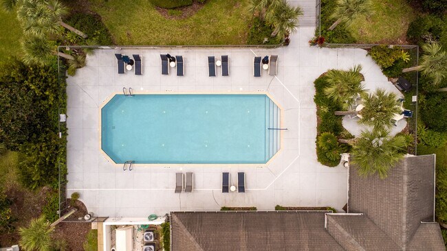 Building Photo - Belle Haven 2-Bedroom Condo with Pond View...