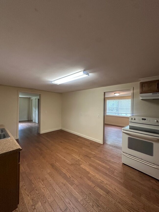 Building Photo - Private ranch with spacious yard! Can accommodate 5 bedrooms!