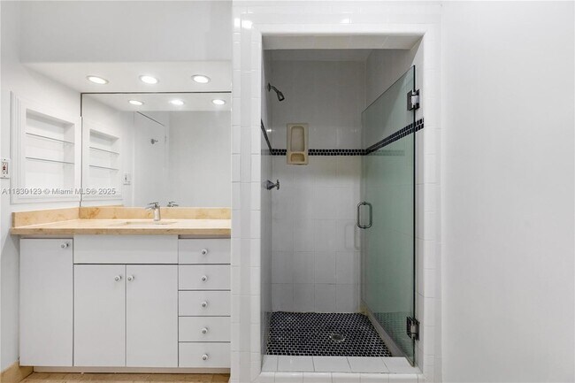 Building Photo - 4925 Collins Ave