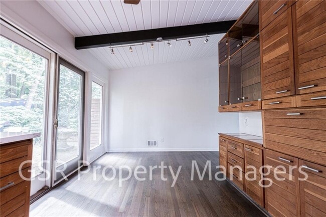 Building Photo - 2026 N Akin Dr NE