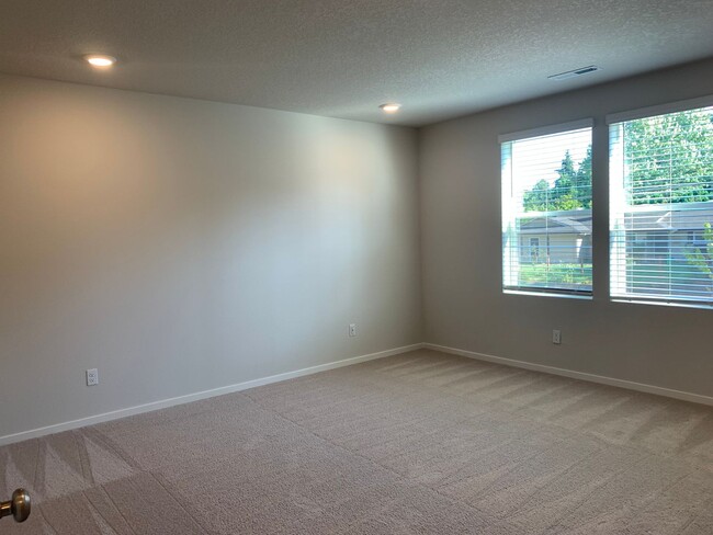 Building Photo - 4 BED/2.5 BATH PLUS A HUGE BONUS ROOM! HIGH END FINISHES! LARGE FENCED BACKYARD !