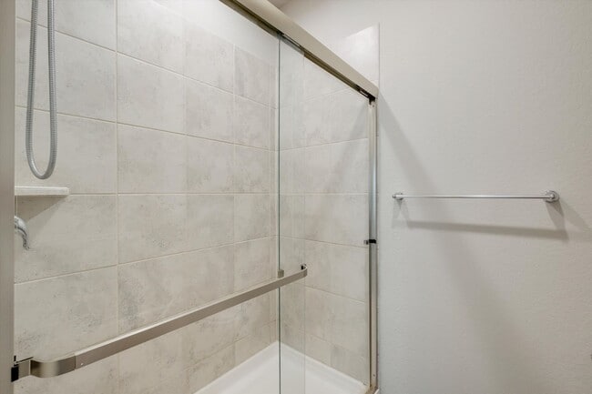 Building Photo - Well-Maintained Home with Modern Conveniences
