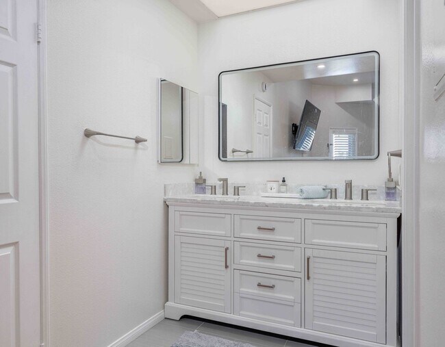 Building Photo - Gated 2BR Condo with Pool View