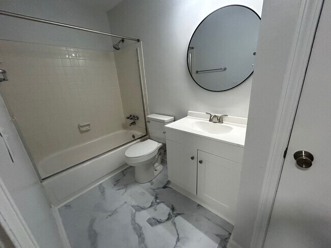 Building Photo - 240 Jamil Rd