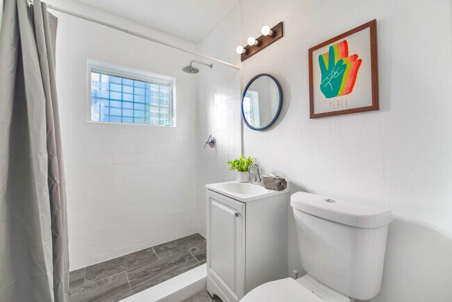 Building Photo - 515 NE 82nd St