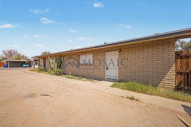 Building Photo - 1204 S McClintock Dr