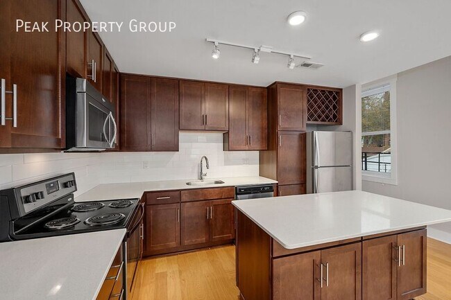 Building Photo - 412 E 13th St