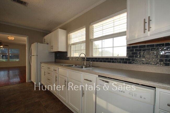 Building Photo - Charming Nolanville Cottage