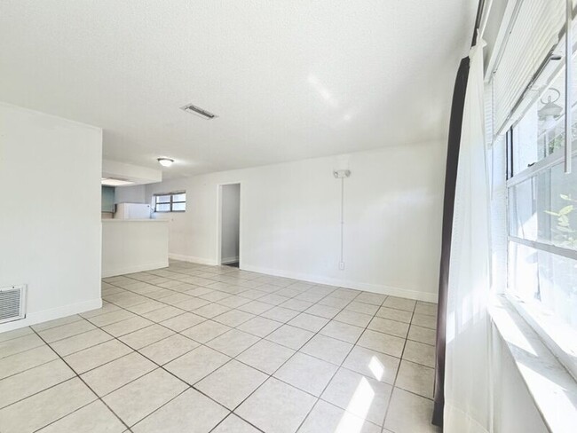 Building Photo - 2658 Sunny Breeze Ave