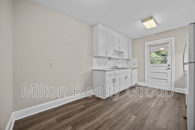 Building Photo - 204 McNeil St