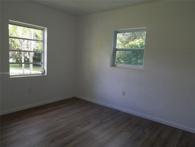 Building Photo - 7800 SW 69th Ave