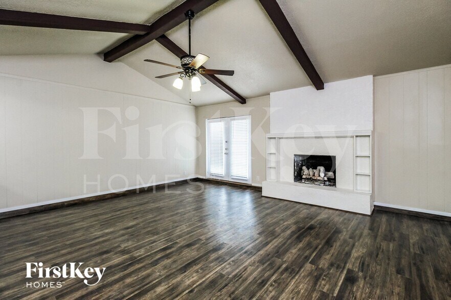 Building Photo - 2509 E Williamsburg Manor